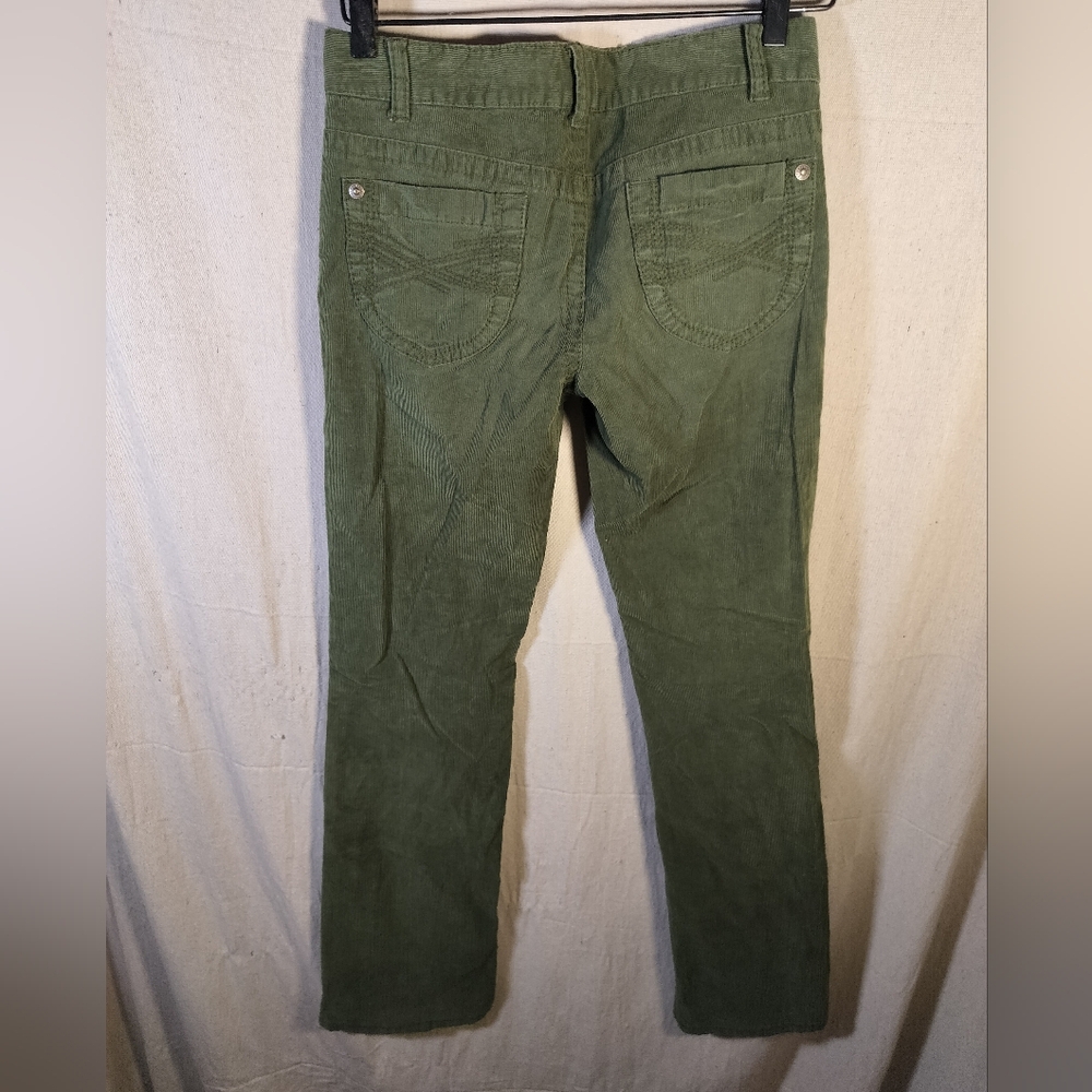 Woman's green corduroy Aeropostale stretch size 3 / 4 pants in excellent shape. - Picture 6 of 9